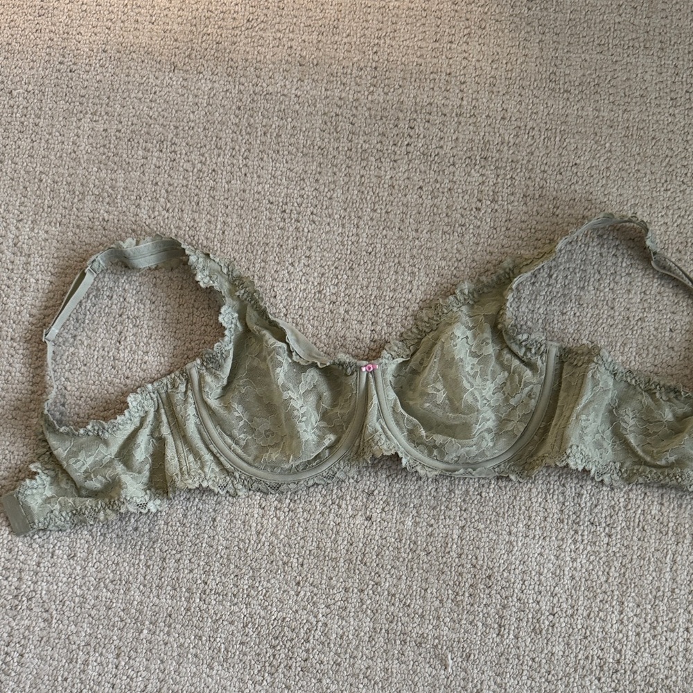 SKIMS Lace Underwire Bra in Sage Green